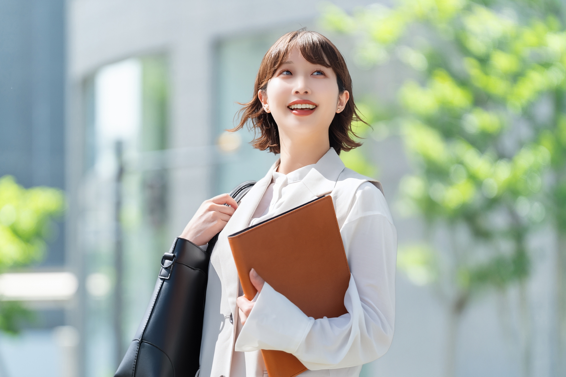 ビジネスカジュアルの女性