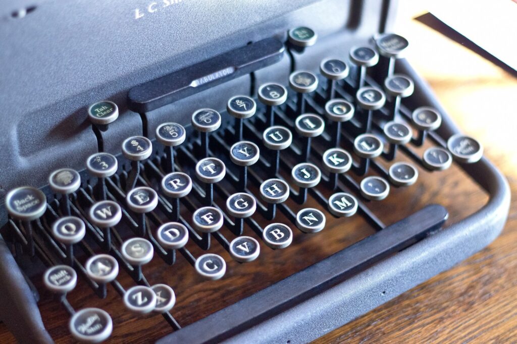 黒くて古いタイプライター