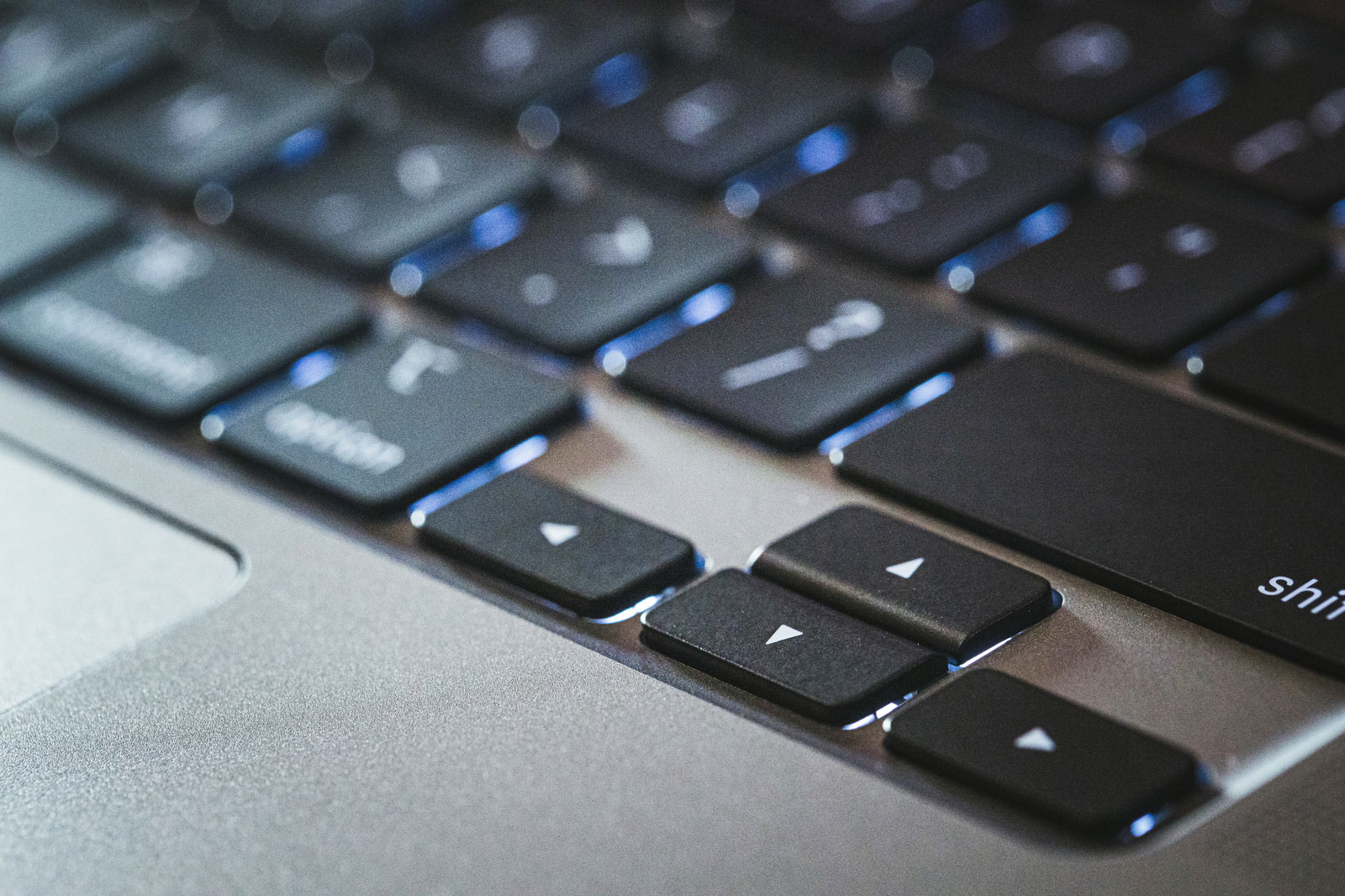 黒いキーボードの矢印が拡大されている