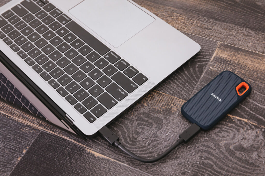 Macbookにバッテリーが接続されている