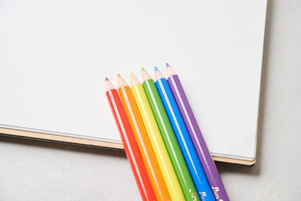 画用紙の上に色鉛筆が添えられている