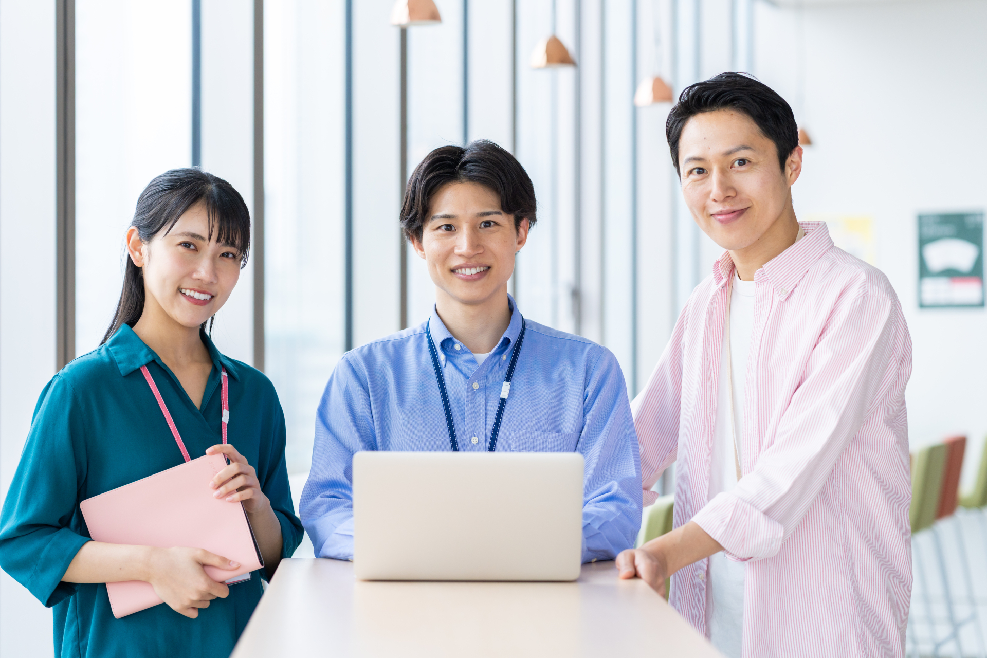 3人のカジュアルな服装の男女がこちらを向いている。