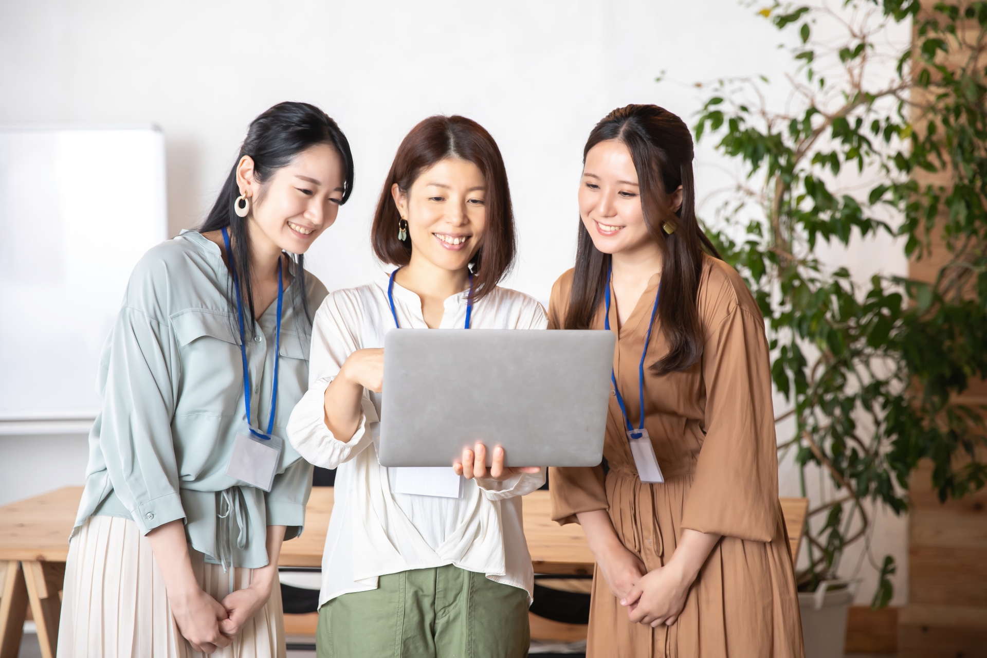 3人の女性が同じPCを笑顔で見ている