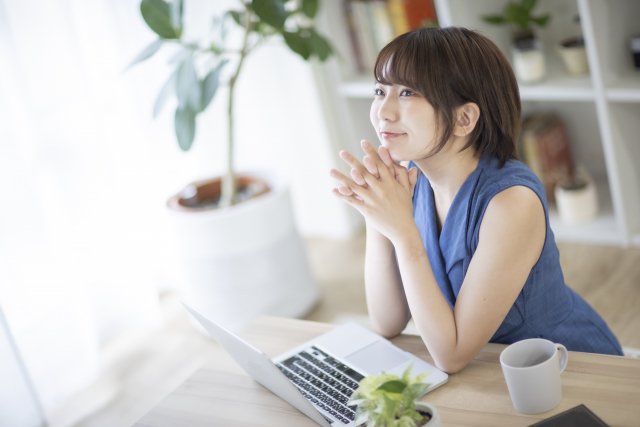 ノースリーブの女性