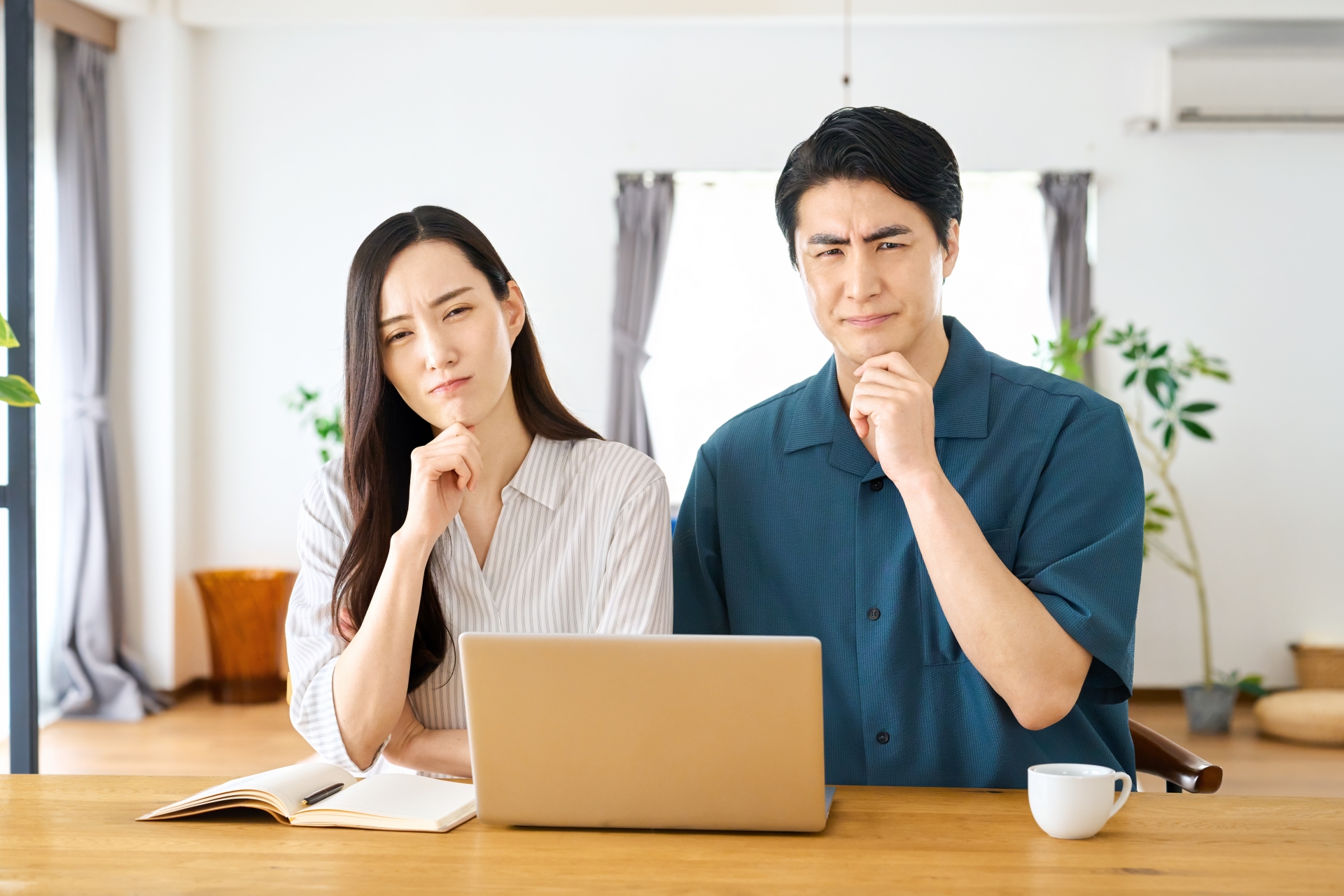 家計に悩む夫婦
